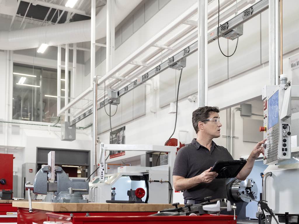 Figure 2: 5G and mobile edge computing enhances manufacturing with the ability to process information at the edge of the network. Courtesy: Verizon